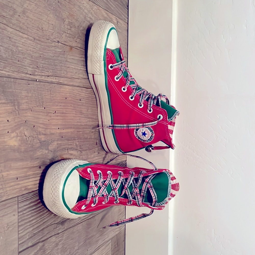 Merry & Bright! Christmas Converse. Perfectly festive Chuck Taylor All Stars :)